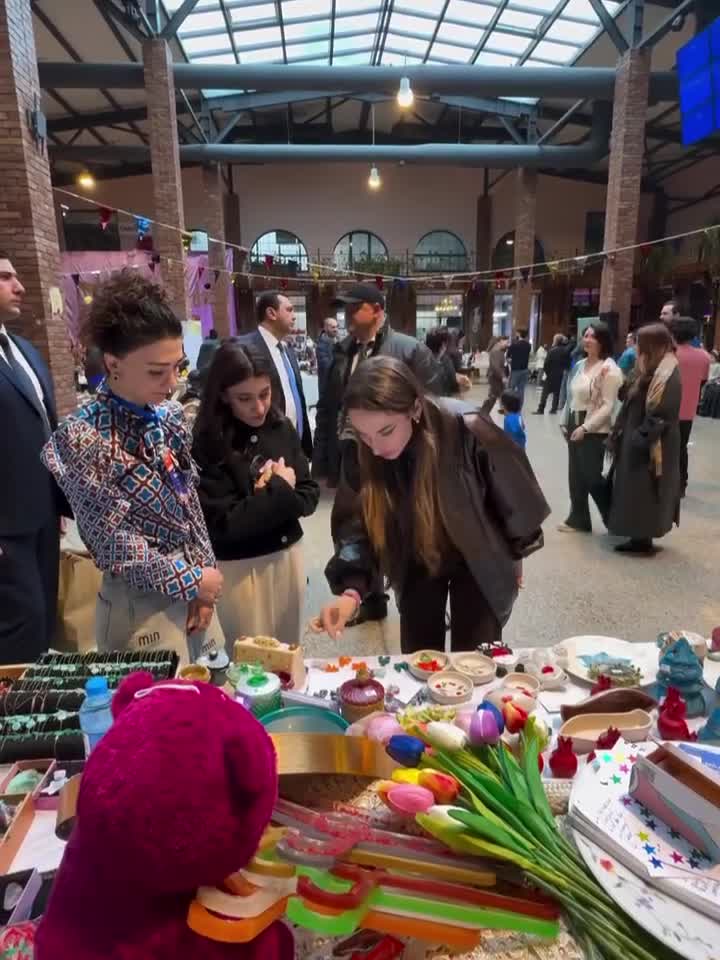 Prezidentin gəlini həmin sərgidən anası üçün də hədiyyə aldı