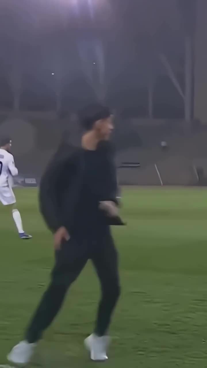 Oyun zamanı meydançaya girdi, Zubirlə şəkil çəkdirmək istədi