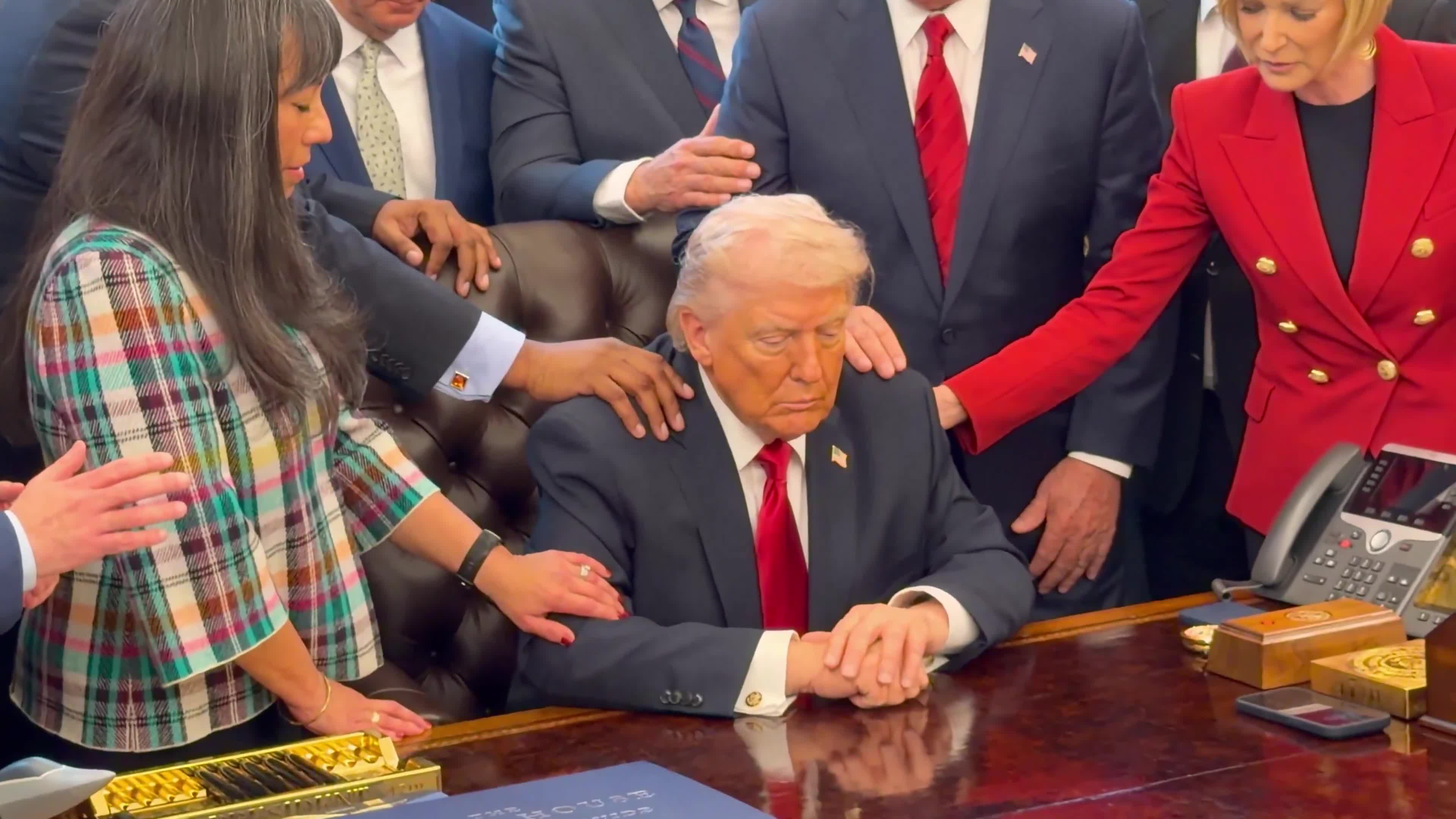 Ağ Evdə pastorlarla dua etdi