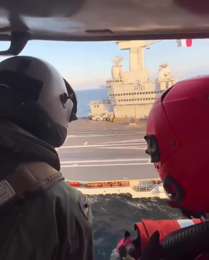 Makron "Şarl de Qoll" aviadaşıyıcısında