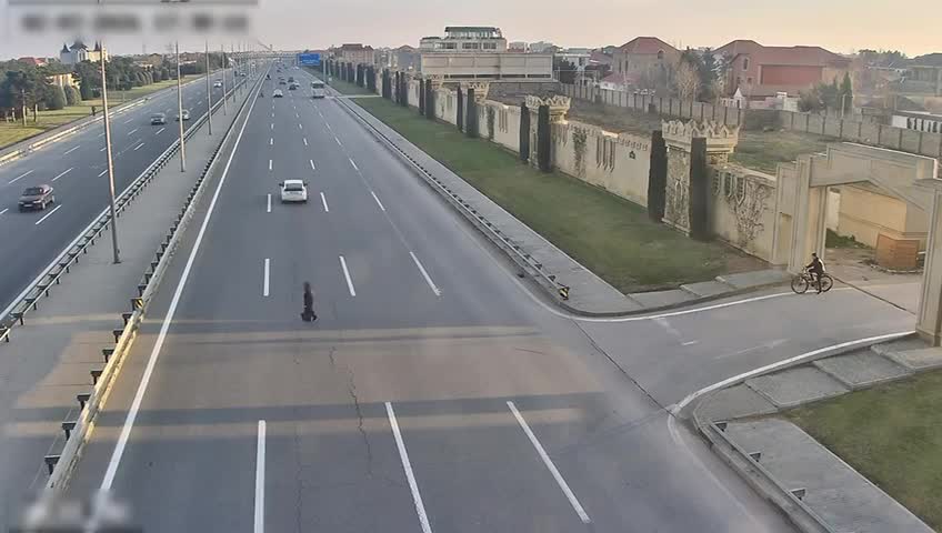 Zuğulbada avtomobil yola qaçan qadını vurdu