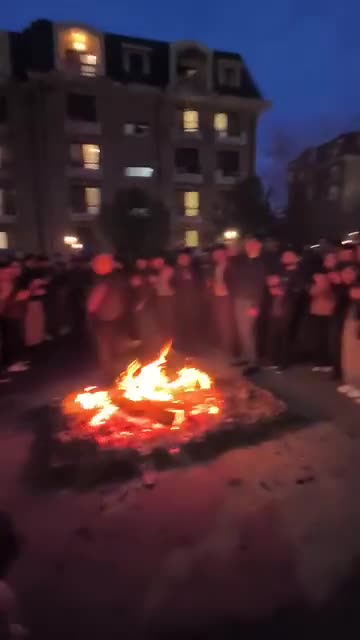 Nazir tələbələrlə yallı gedib, tonqal üzərindən atlandı