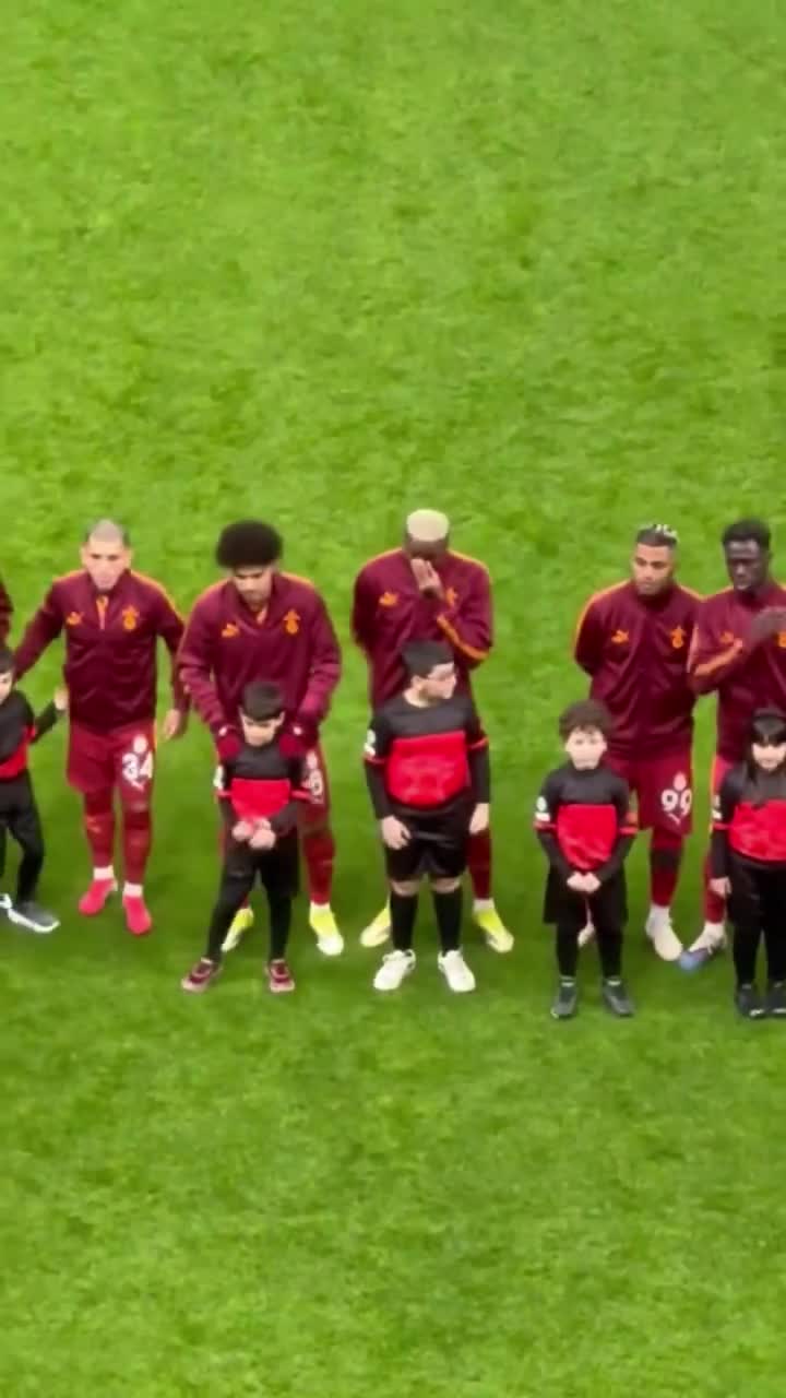 Oshimen bu görüntü qarşısında göz yaşlarını tuta bilmədi