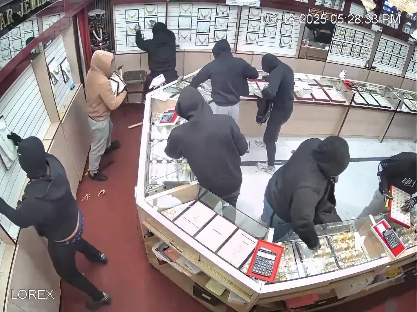 Bir dəqiqədə 1,7 milyonluq zinət əşyaları oğurladılar