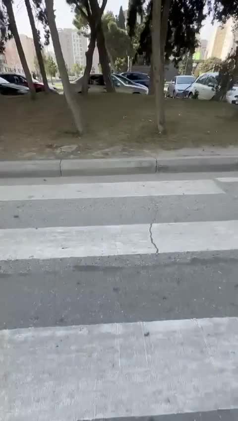 Bu yolda səkinin olmaması təhlükə yaradır