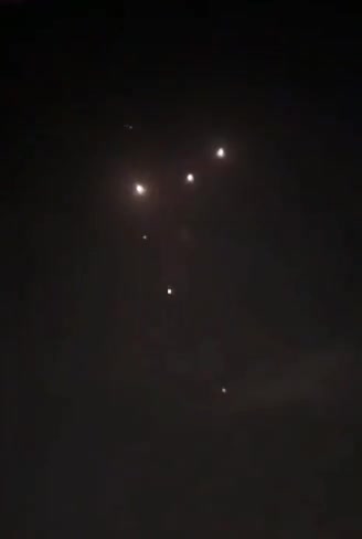 İran raketləri Təl-Əviv səmasında