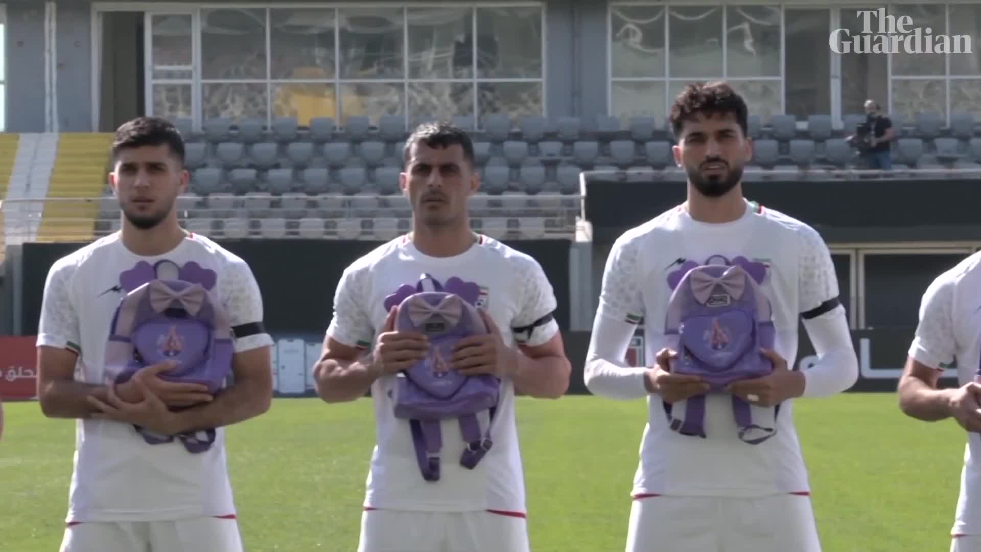 İranlı futbolçular meydana məktəb çantaları ilə çıxdılar