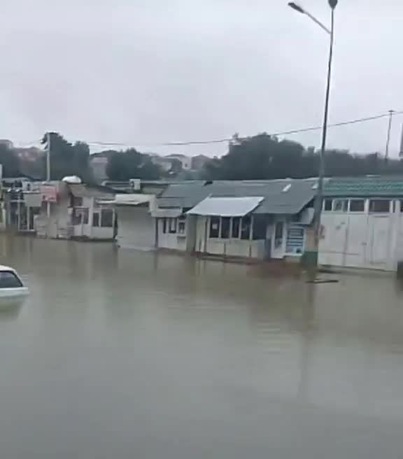 Sabunçuda maşınlar su altında qalıb