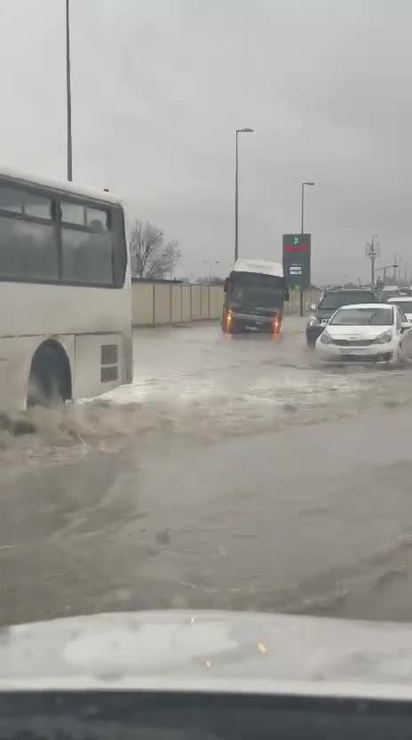 Bakubus avtobusu su dolmuş yolda qaldı