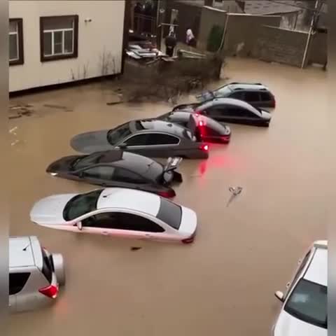 Dağıstanda küçələri su basdı