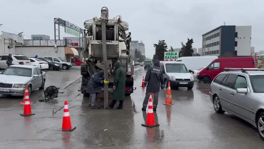 Dərnəgül şossesi də yağış sularından təmizlənir 