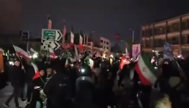 İşıqsız qalmalarına etiraz edərək küçələrə çıxdılar