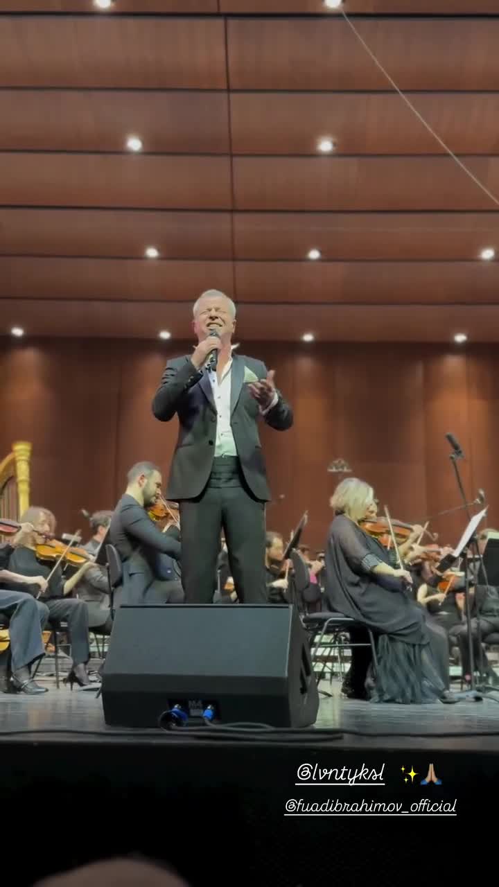 Eldar Mansurovun mahnısını onun qarşısında ifa etdi