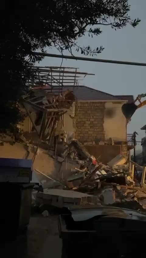 Keşlədə qəzaya səbəb olan evin sökülməsinə başlandı