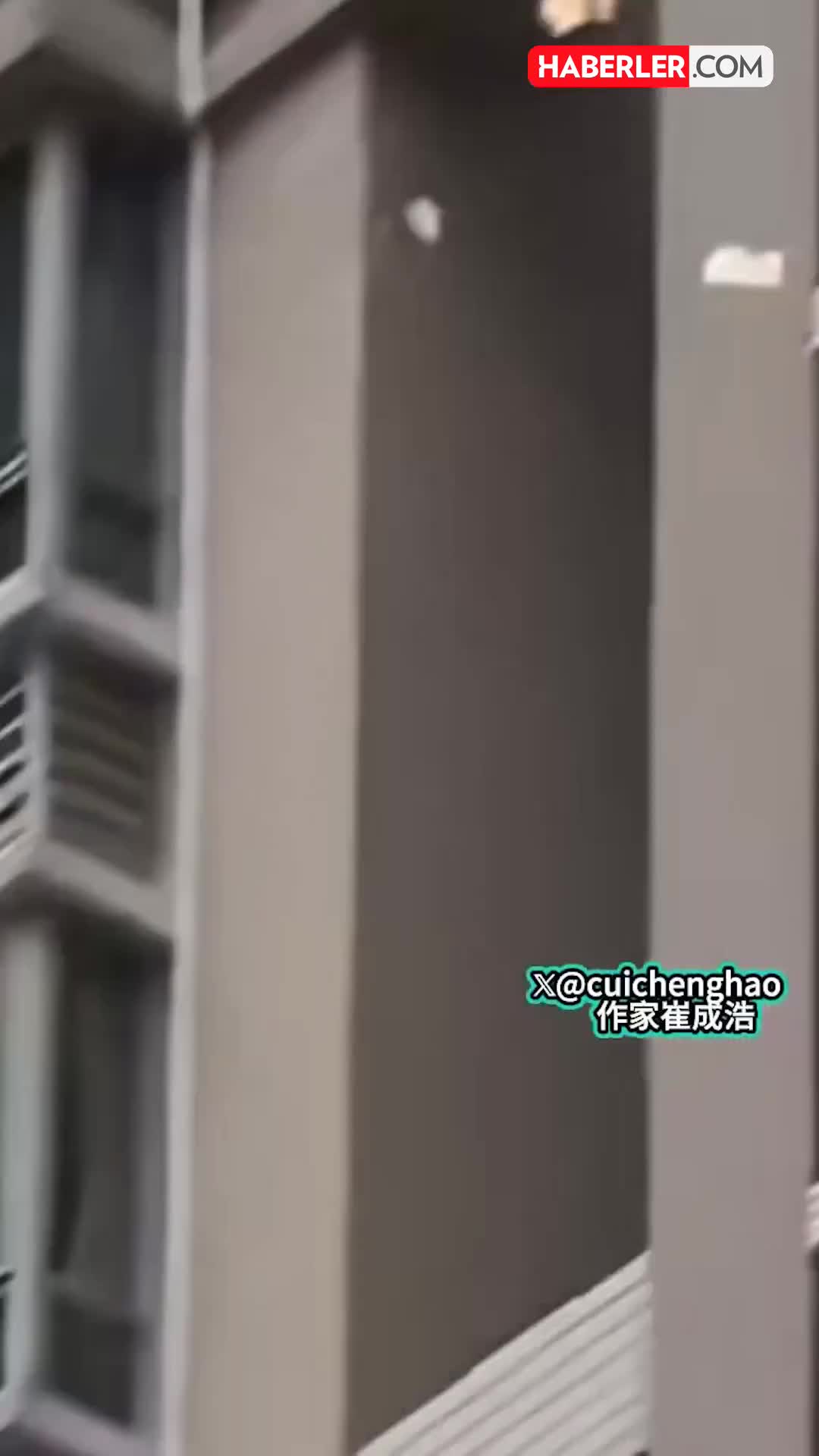 Pəncərədən küçəyə 1 milyon atdı