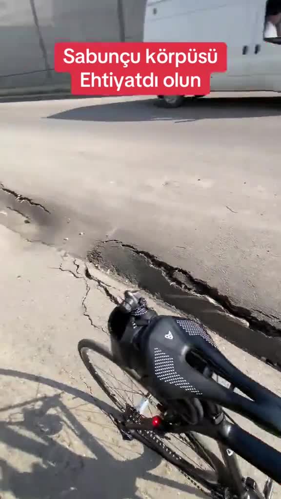 Sabunçu körpüsündə gözlənilən nəticə - Yol çökdü