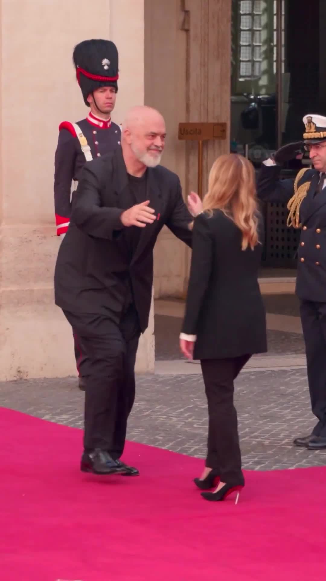 Yenə də onun qarşısında diz çökdü