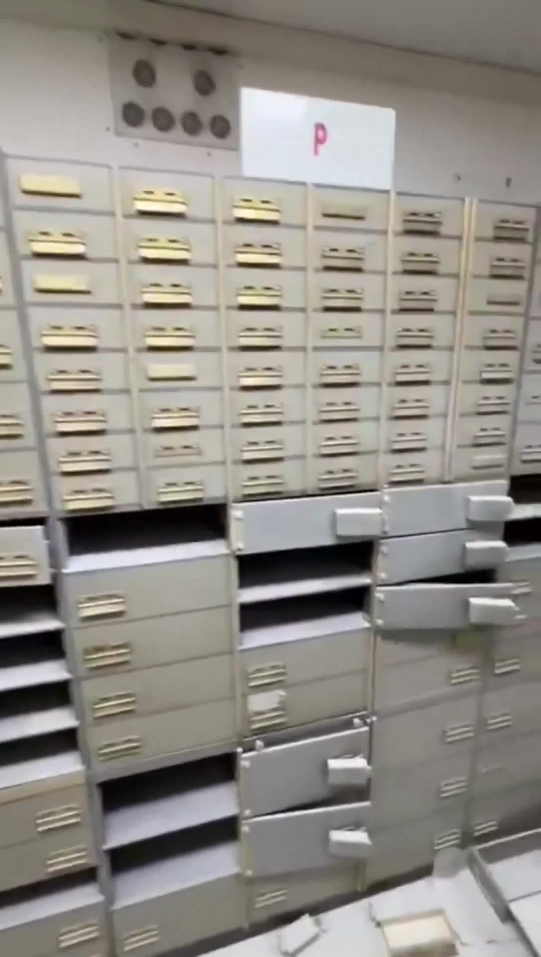 Aktyor maskaları ilə 25 nəfəri girov götürüb bankı soydular