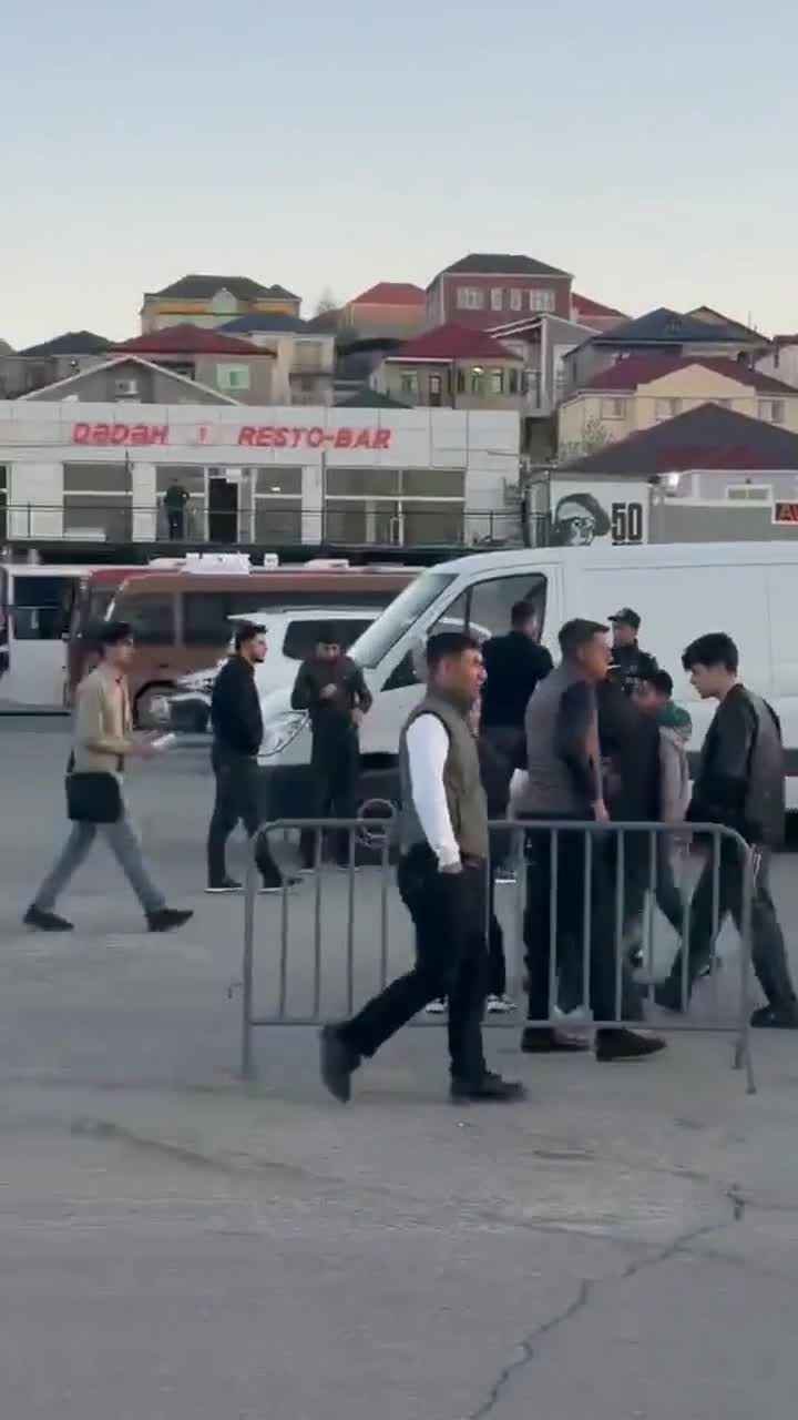 Hər kəs stadiona axışır...