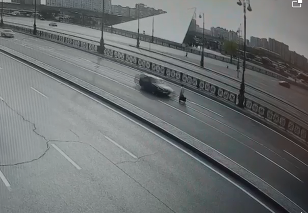 Arxayın şəkildə yolu keçən piyada qəza qurbanı oldu