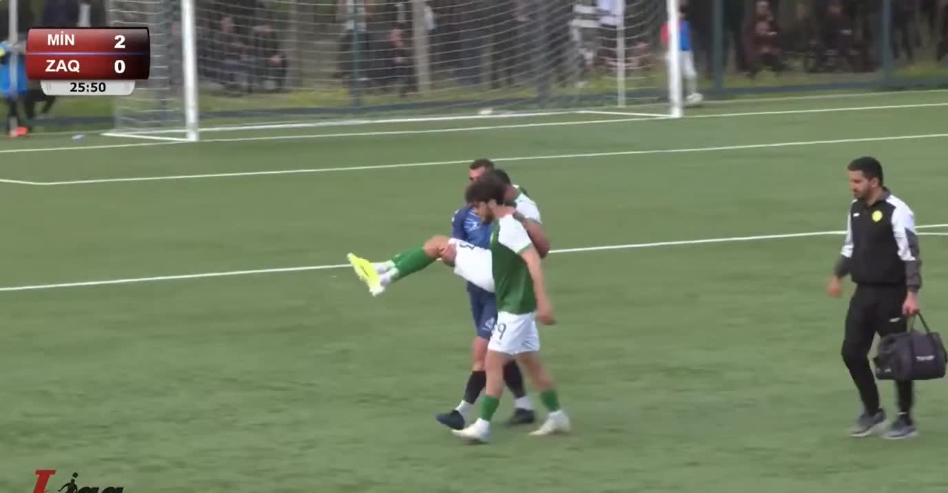 Rəqib zədəli oyunçunu qucağında meydandan çıxardı 