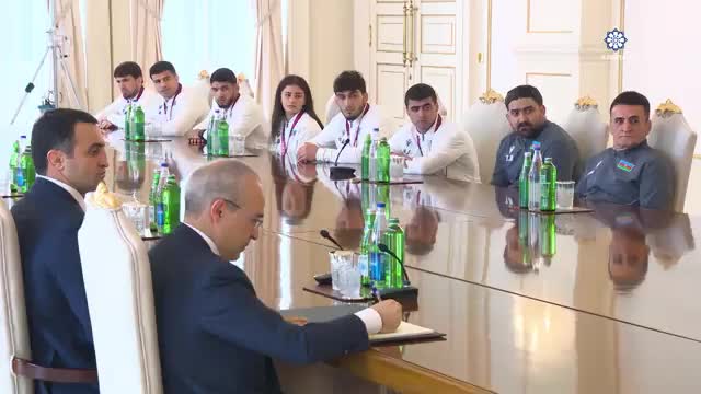 Prezident çempion güləşçiləri qəbul etdi