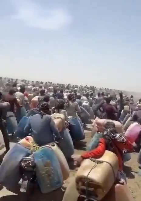 Ucuz yanacaq üçün sərhədə axın edirlər