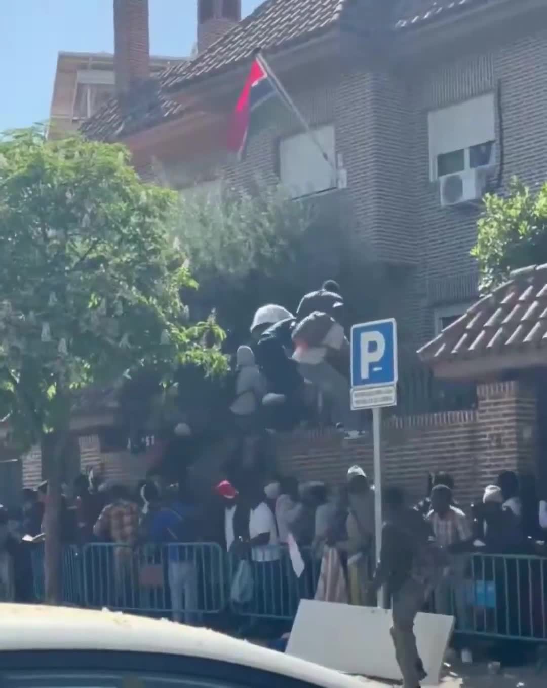 Yaşayış icazəsinə görə səfirliklərdə izdiham yarandı