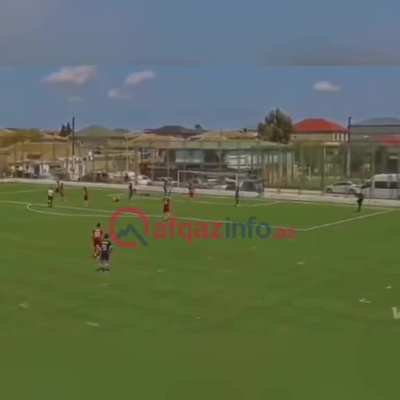 Elvin oyunda yerə yıxıldı, azarkeş onunla şəkil çəkdirdi