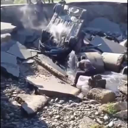 1 aydır çökən yol düzəlmədi, çuxura maşın aşdı