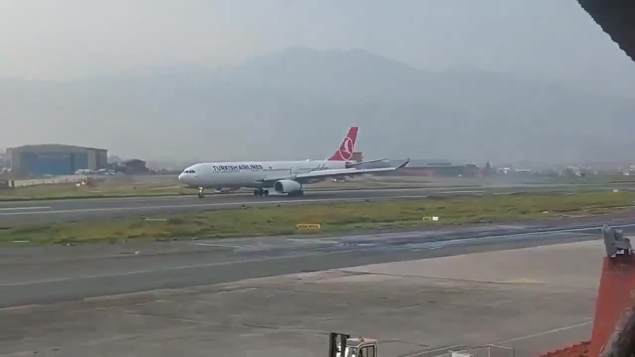 Türkiyə təyyarəsi eniş zamanı alovlandı