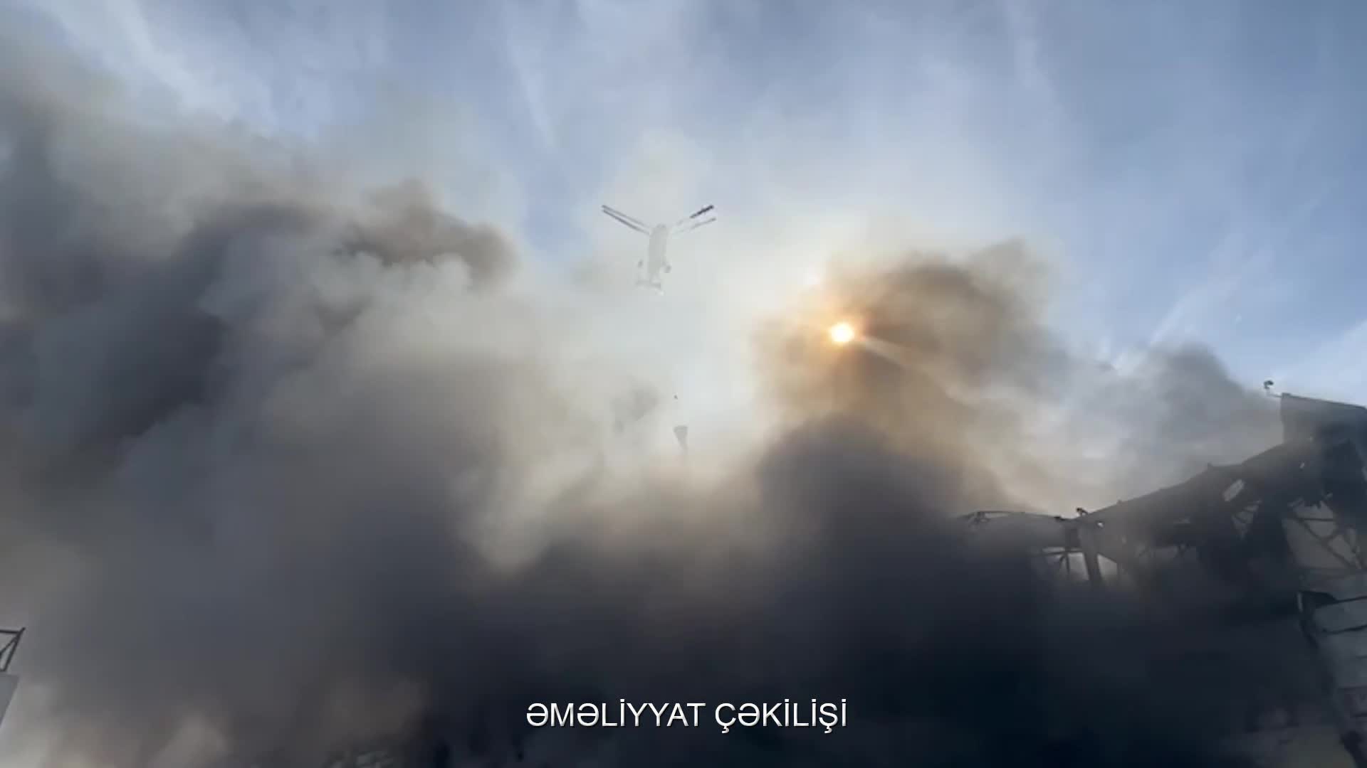 Yanan anbardakı mallar çıxarılır