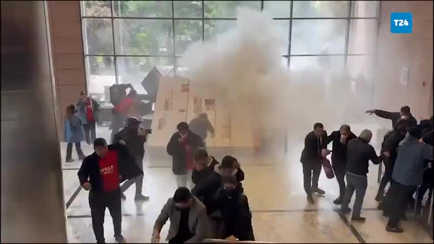 CHP-nin Baş Qərargahında gərgin anlar