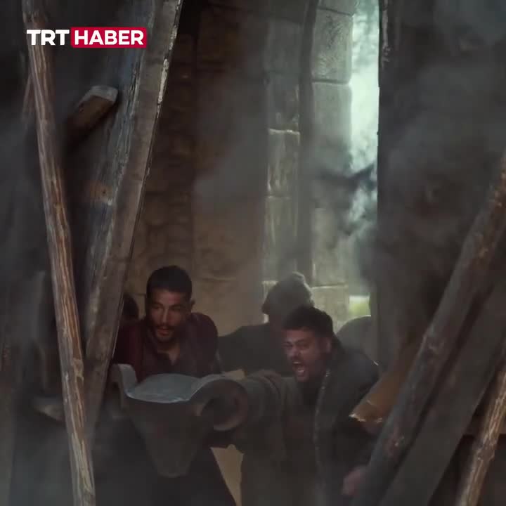 Serial çəkilişində 1 tonluq qala qapısını sındırdılar