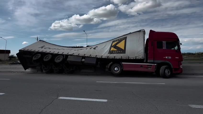 Makaronla yüklənmiş yük maşını aşdı