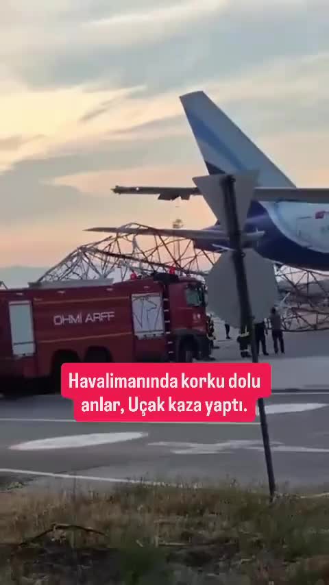 Antalyada təyyarə dirəyə çırpıldı