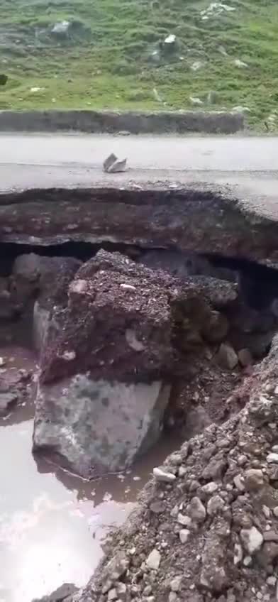 Daşkəsəndə yol çökdü
