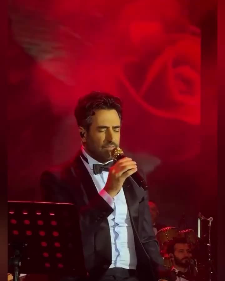 Mahsun Kırmızıgül Bakıda toyda oxudu