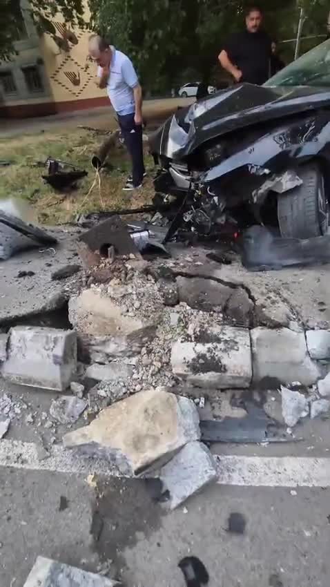 Avtomobil işıq dirəyinə çırpıldı