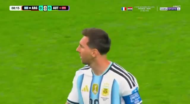 Messi penaltini qaçırır