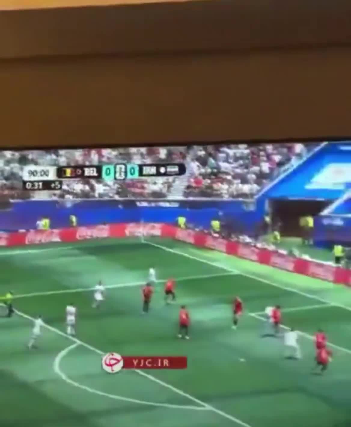 Danışıqlar zamanı futbola baxırmışlar...