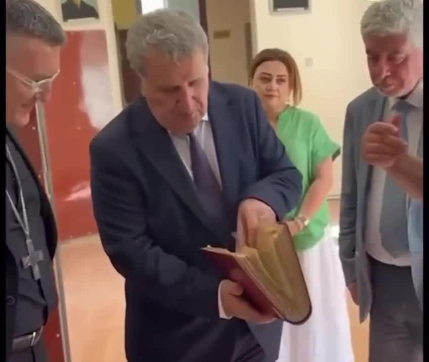 İsa Həbibbəyli nadir əlyazmanı belə təqdim etdi