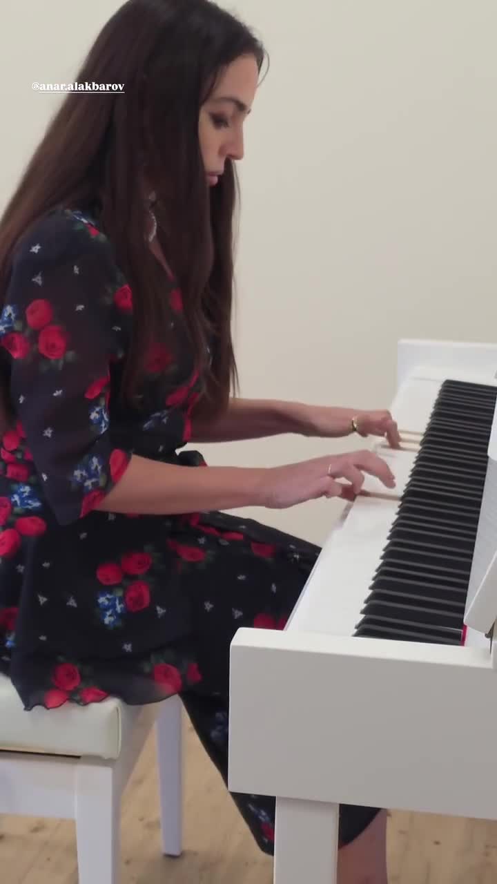 Leyla Əliyevadan pianoda “Söz olmasaydı”