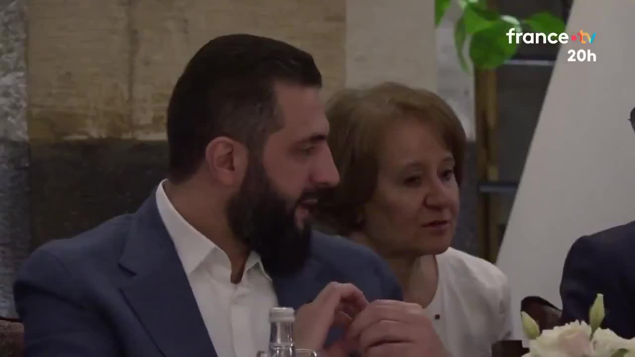 Tarixi səfəri yox, eynəyi müzakirə yaratdı