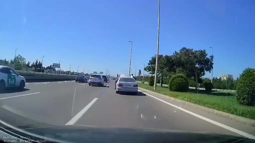 Özünün və başqalarının həyatını təhlükəyə atdı