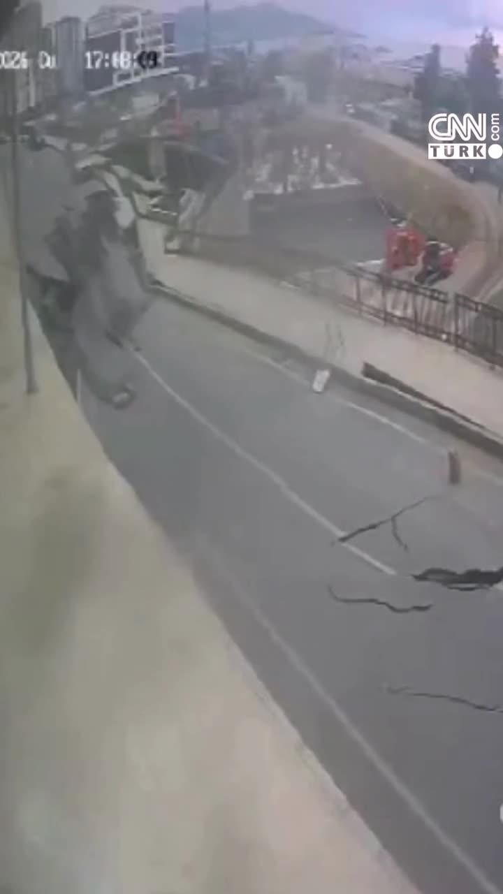 Türkiyədə yol çökdü