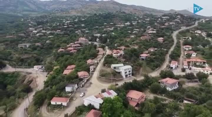32 il əvvəl Ulu Öndərlə çəkilən şəkil Prezidentə göstərildi