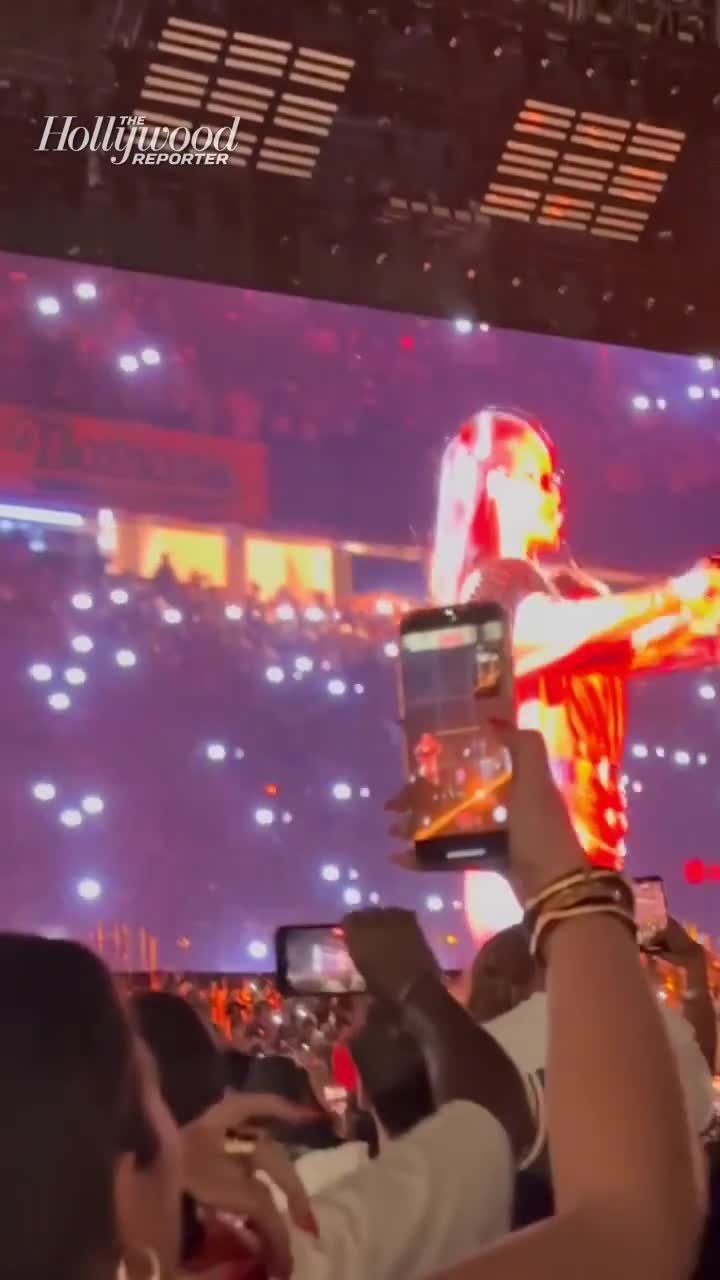 Rihanna illər sonra səhnəyə qayıtdı