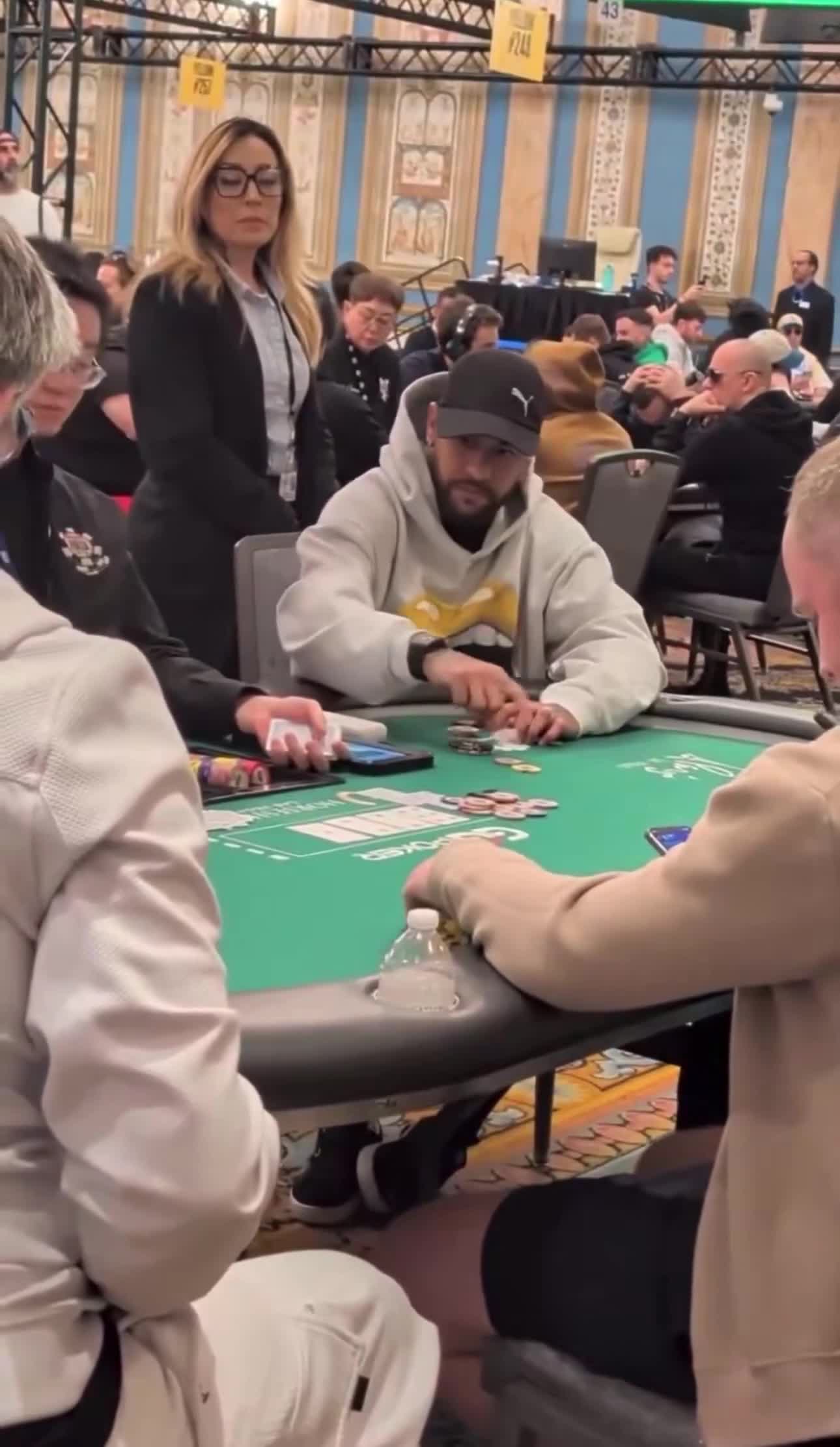 Ölkəsi DÇ-dən kənarlaşdırılan kimi poker oynamağa getdi - 2
