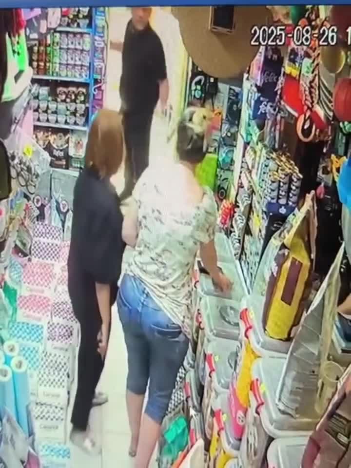 Qadını mağazada döydü